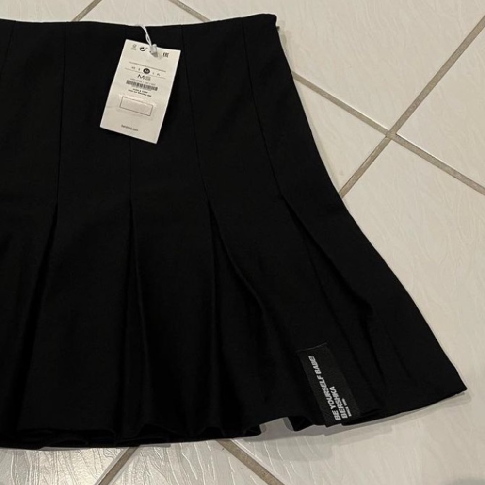 BLACK BERSHKA SKIRT